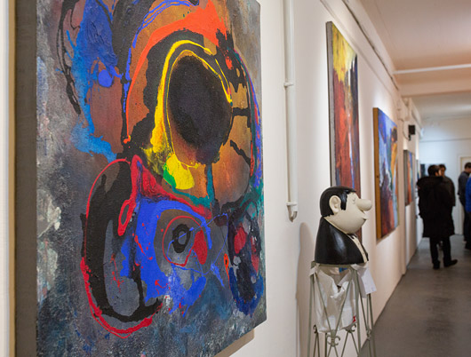 In der großzügigen Empfangshalle des Kulturunternehmens Die Stimmgabel werden die Gäste an der Tür zum Lift abgeholt und begrüßt.