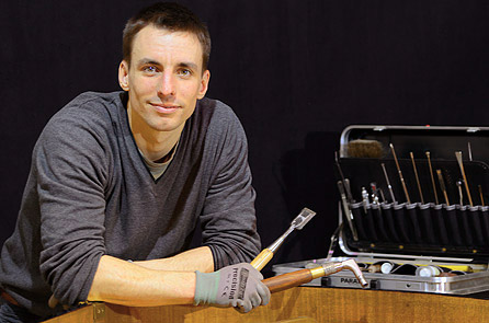 Христоф Клингель является владельцем мастерской по изготовлению и реставрации фортепиано с фортепианным салоном «Камертон».