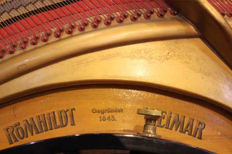 Der Stutzfluegel der Firma Römhildt-Weimar wurde in der Klavierbauwerkstatt „Die Stimmgabel“ in Mannheim restauriert.