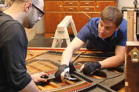 Christof Klingel begutachtet das Klavier und berät, was zu tun ist