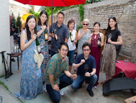 Probieren geht über studieren. Frohe Gesichter bei der Weinprobe