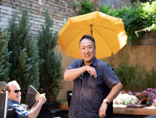 Hideomi Kitagawa präsentiert sich mit Charme und Witz